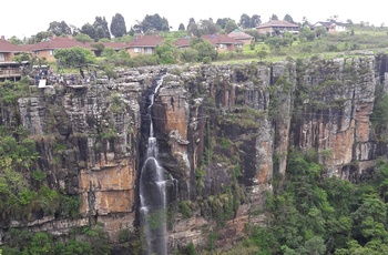 Udsigt ned i Graskop kløften og et vandfald, Sydafrika