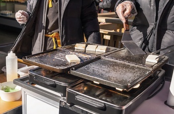 Grillet ostespyd i Jeonju Hanok Village - Sydkorea