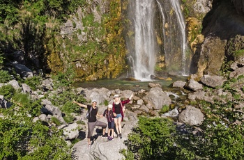 Familie foran Grunas-vandfaldet i Theth National Park - Albanien