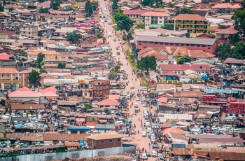 Grusvej og travl bydel i Kampala - hovedstaden i Uganda