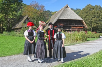 Personer i Gutacher dragter © Schwarzwälder Freilichtmuseum Vogtsbauernhof