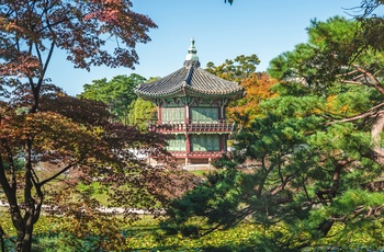 Hyangwonjeong pavilionen i Gyeongbokgung paladset i Seoul om efteråret - Sydkorea