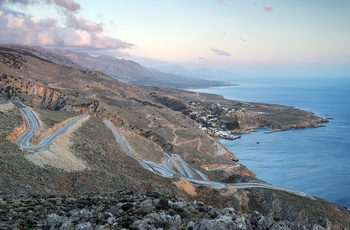 Hårnålesving mod kystbyen Sfakia kendt som Chora Sfakion på Kreta - Grækenland