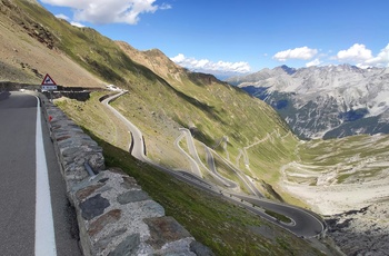 Hårnålesving til Stelvio-passet i Norditalien - Foto: Jarco Penning, Unsplash