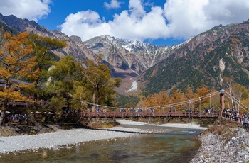 Hængebroen Kappa-bashi Bridge i Chubu Sangaku National Park om efteråret - Japan