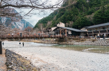 Hængebroen Kappa-bashi Bridge i Chubu Sangaku National Park - Japan