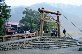 Hængebroen Kappa-bashi Bridge i Chubu Sangaku National Park - Japan