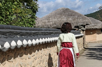 Kvinde i traditionelt tøj i Hahoe Folk Village - Sydkorea