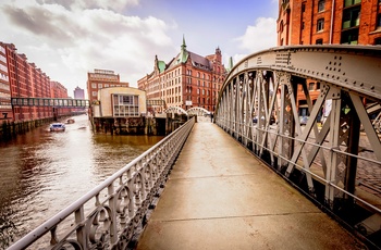 Bro over kanal i Speicherstadt distriktet - Hamburg