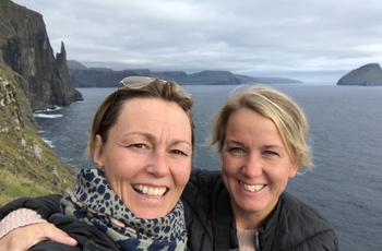 Hanne T og Anne ved Trøllkonufingur på Vágar - Færøerne