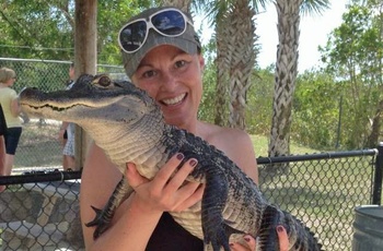 Hanne holder en alligator i Everglades - butikschef i Roskilde