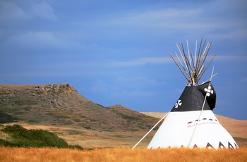 Tipi med udsigt til Head-Smashed-In Buffalo Jump i Alberta - Canada