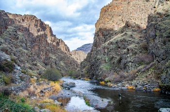 Lystfisker i Hells Canyon i Oregon / Idaho