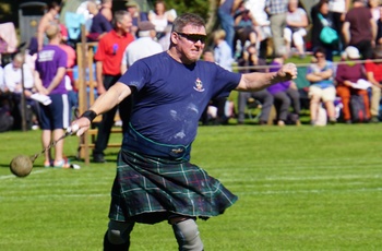 Her ses en meget koncentreret deltager ved dagens hammerkast, Highlandgames, Skotland