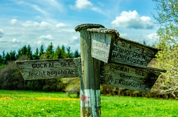 Skilte med vandreruter nær bjerget Wasserkuppe i UNESCO Bioreservatet Rhön  - Midttyskland
