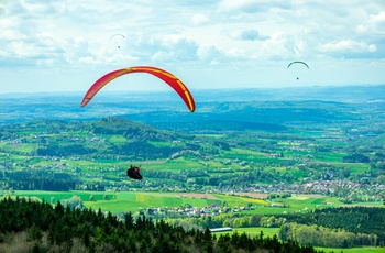 Paraglider fra bjerget Wasserkuppe i UNESCO Bioreservatet Rhön  - Midttyskland