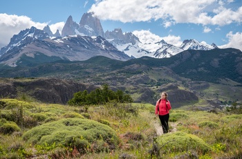 Kvindelig hiker med Fitz Roy-bjerget i baggrunden nær El Chalten - Argentina
