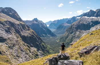 Hiker med udsigt over Fiordland National Park - New Zealand