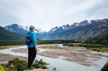 Mand kigger mod Fitz Roy-bjerget i baggrunden nær El Chalten - Argentina