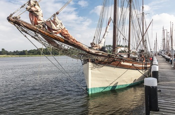 Historisk sejlbåd på Schlei-fjorden i Slesvig-Holsten - Tyskland