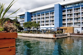 Holiday Inn Waterfront, Kingston - Facade