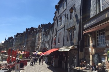 Charmerende havneliv i Honfleur, Normandiet Frankrig