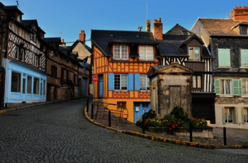 Den gamle bydel i Honfleur, Normandiet Frankrig