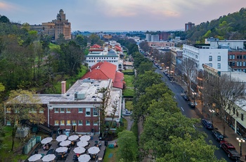 Udsigt over badehusene på Bathhouse Row i byen Hot Springs i Arkansas - USA