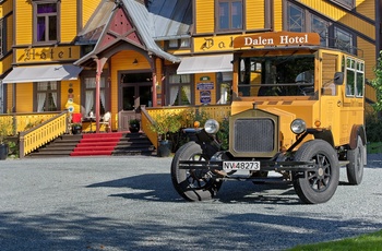 Historisk hotelbus ved Dalen Hotel - Telemark i Norge