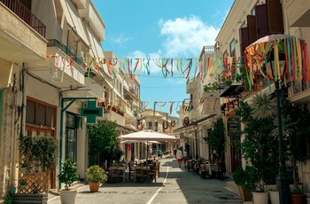Hyggelig gade i Rethymnon på Kreta - Foto: Thomas Becce, Unsplash