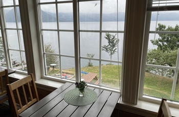 Steinstø cafe med udsigt til Hardangerfjorden