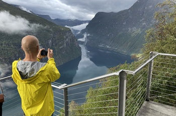 Fantastisk udsigt fra Ørnesvingen mod vandfaldene i Geiranger