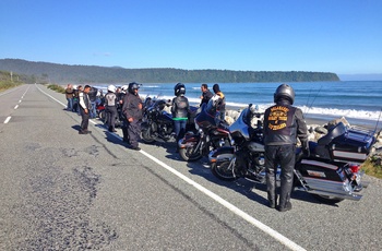 MC gruppe holder pauser med deres Harley Davidsons motorcykler i New Zealand