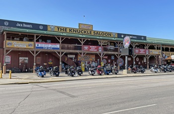 Motorcykler foran saloon i Sturgis - South Dakota