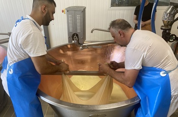 Markus Grigo og Susanne på til rundvisning hvor de producerer Parmigiano-Reggiano osten - Emilia-Romagna, Italien