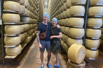 Markus Grigo og Susanne klædt på til rundvisning hvor de producerer Parmigiano-Reggiano osten - Emilia-Romagna, Italien