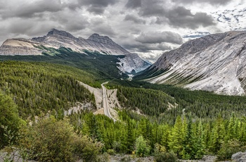 Luftfoto af Icefields Parkway med Cirrus Mountain og Big Bend - Alberta i Canada