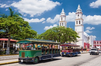 Independence Plaza og katedralen i kystbyen Campeche i Mexico