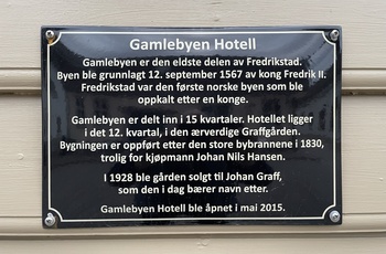 Infoskilt om Gamlebyen Hotel