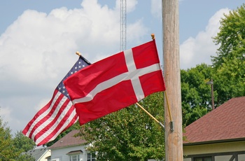 I Elk Horn hænger Dannebrog med Stars and Stripes - Iowa, USA