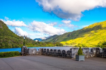 Ireland, Connemare, Kylemore Abbey - søen Pollacappul set fra Kylemore Abbey