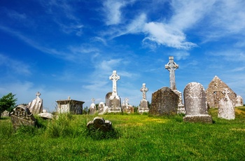 Irland - kirkegården ved Clonmacnoise med de karakteristiske stenkors