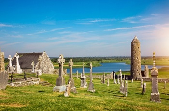 Irland - klosteret og kirkegården Clonmacnoise