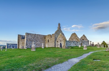 Irland - ruinerne efter klosteret ved Clonmacnoise 