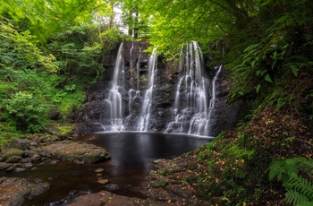 Irland, Glens of Antrim - vandfald i Glenariff Forest tæt på Causeway Coastal Route