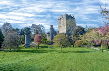 Irland, County Cork - Blarney Castle i sin smukke have