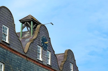 Irland, County Cork - den nederlandsk inspirerede top på byens markedshus i Kinsale