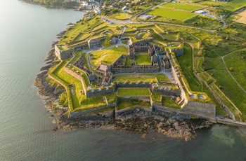 Irland, County Cork - det imponerende Charles Fort ved Kinsale i aftensolen
