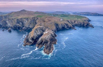 Irland, County Cork - panorama over den barske kyst og fyrtårnet ved Mizen Head