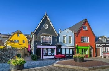 Irland, County Cork - torv med kulørte huse i Kinsale